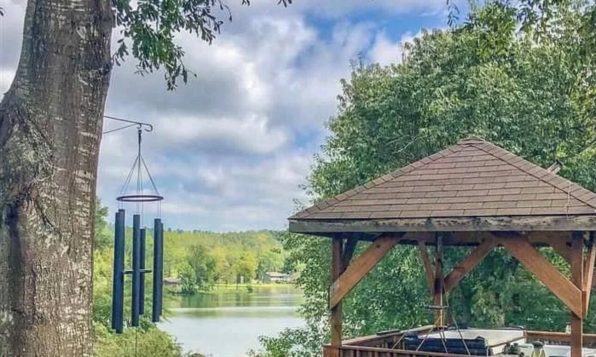 Mid America House | Peaceful Retreat at Lake Hamilton Home: Outdoor Hot Tub & Fire Pit