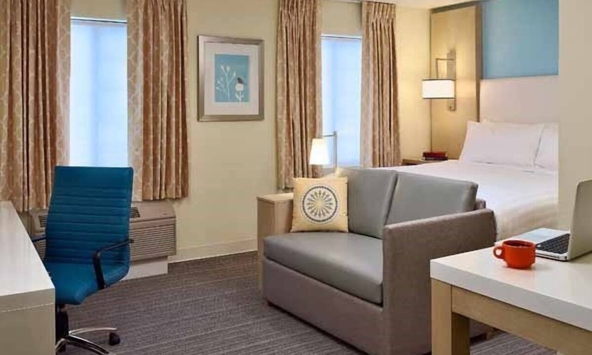 Auburn Hills Hotel | Peaceful Retreat with Kitchenette | Outdoor Pool and Free Breakfast