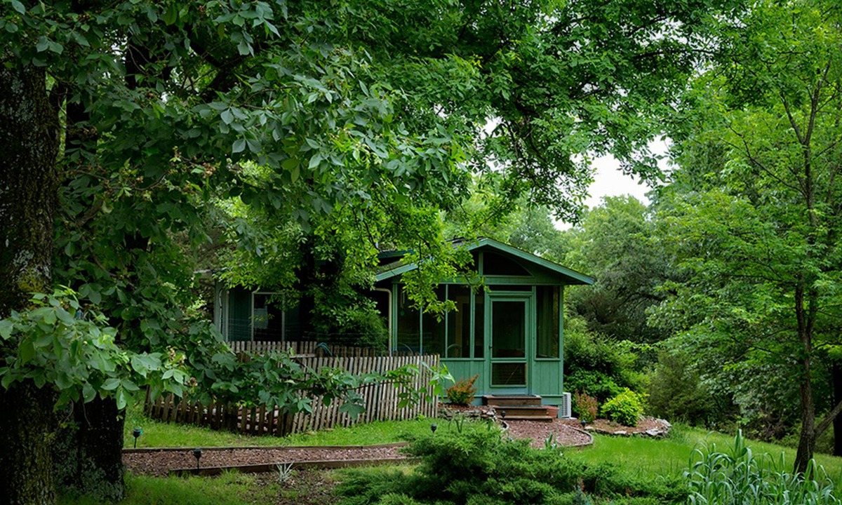 Sylvan Shores Cottage | Peaceful wooded cottage with seasonal lake views, WiFi, private parking, & patio