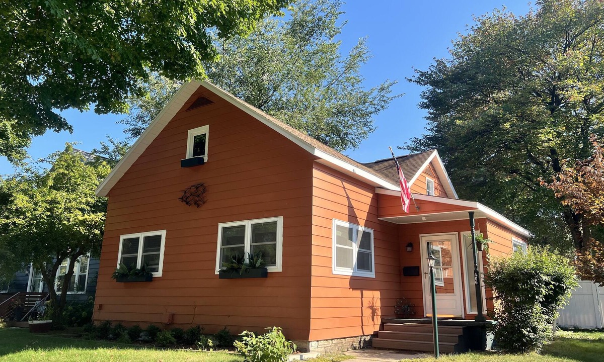Ludington House | PEACOCK BEACH - Your Home Away from Home - relax and unwind