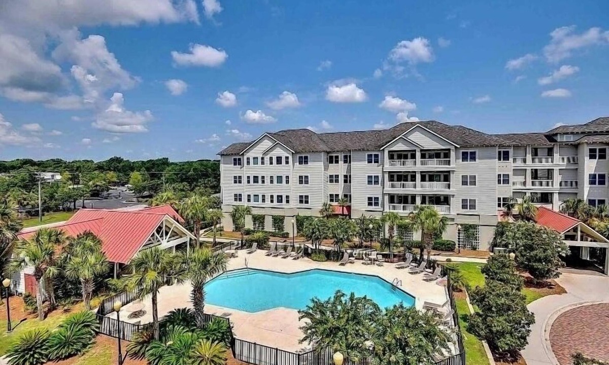 Charleston Condo | Pelican Pointe Pool, Elevator, Balcony, Free Parking, Near Folly Beach