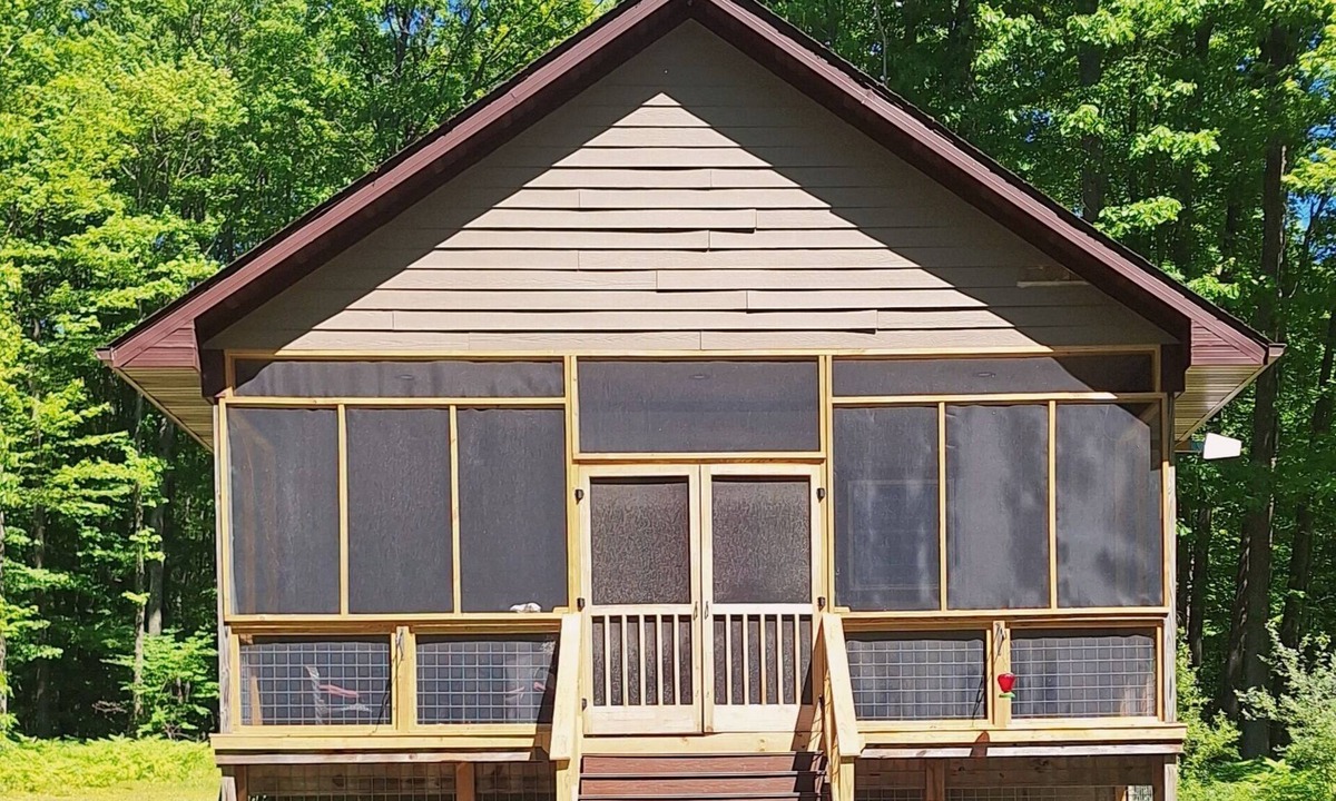 Evart House | Perfect 2-bedroom house in Evart for a secluded relaxing getaway!