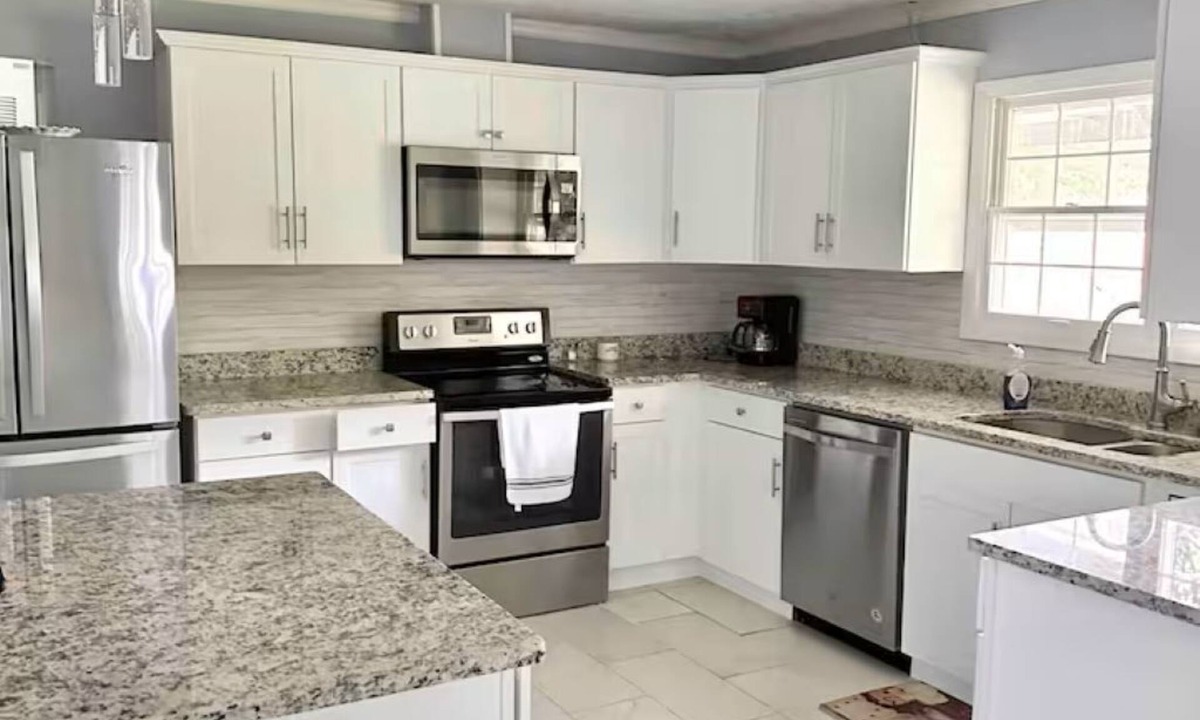 Spurgeon House | Perfect 3-bedroom House with AC in serene Gray