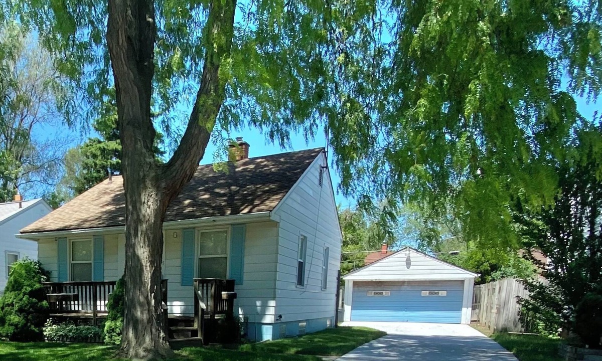 Harper Woods House | Perfect 3-bedroom Comfy Cozy home with AC, & Sun Porch in charming Harper Woods.
