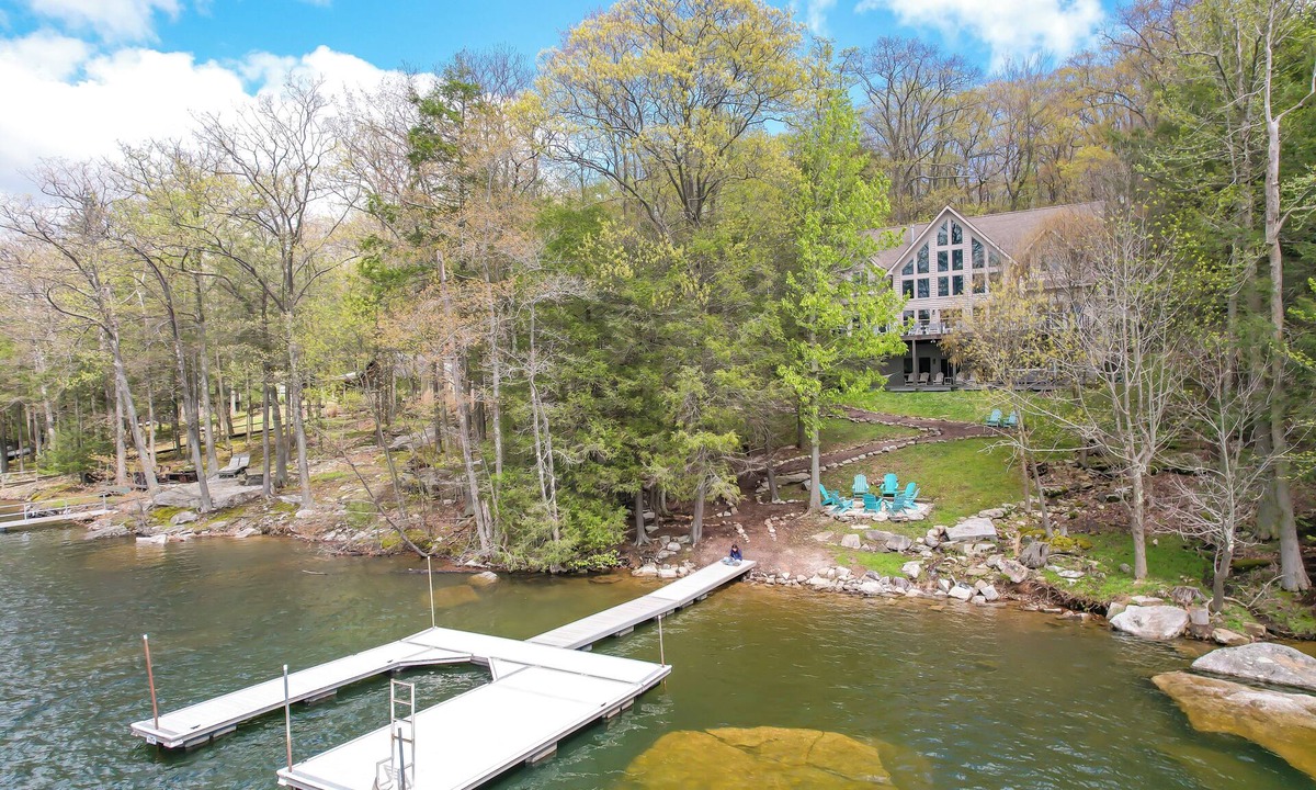 Oakland House | Perfect DCL Lake House: Fire Pit, Hot Tub, Dock and More!