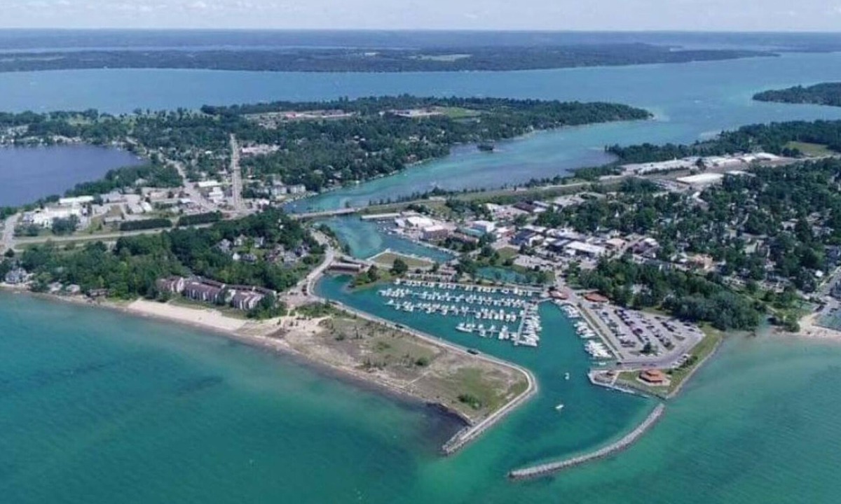 Elk Rapids House | Perfect family getaway! Beautiful Lakes, beaches, Marina and golf. Best in N MI.