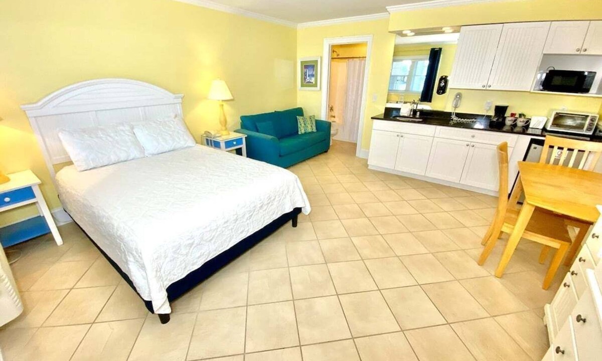 Atlantic Beach Hotel | Pet-friendly, 3 Blocks to Beach, Pool, #110