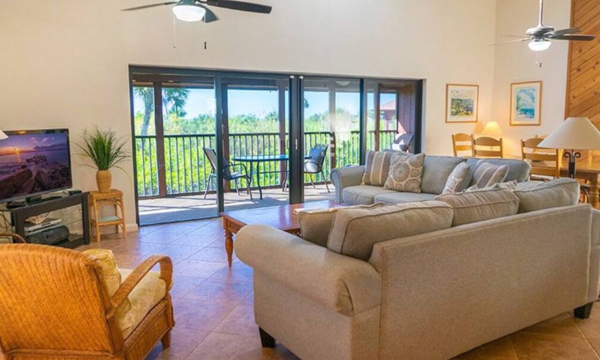 Sanibel Condo | Pet friendly 3BR Villa with Gulf Views & Rooftop Sundeck - Private Beach - Signal Inn 17