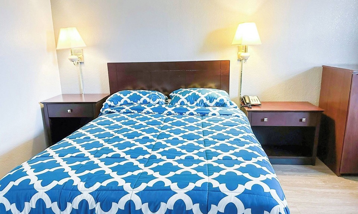 Madisonville Hotel | Pet-Friendly Budget Room Close for Outdoor Enthusiasts
