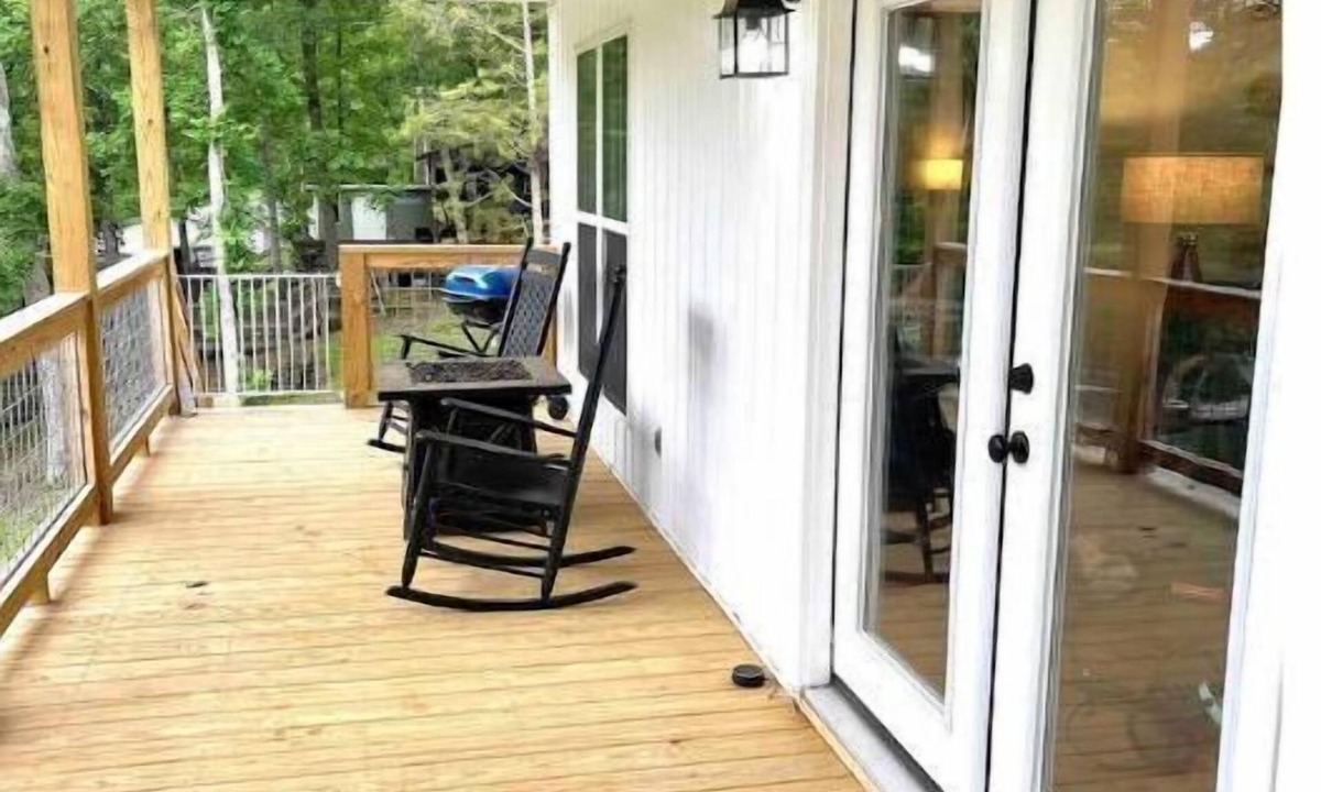 Crane Hill Cottage | Pet friendly-Crane Hill Cottage at Smith Lake