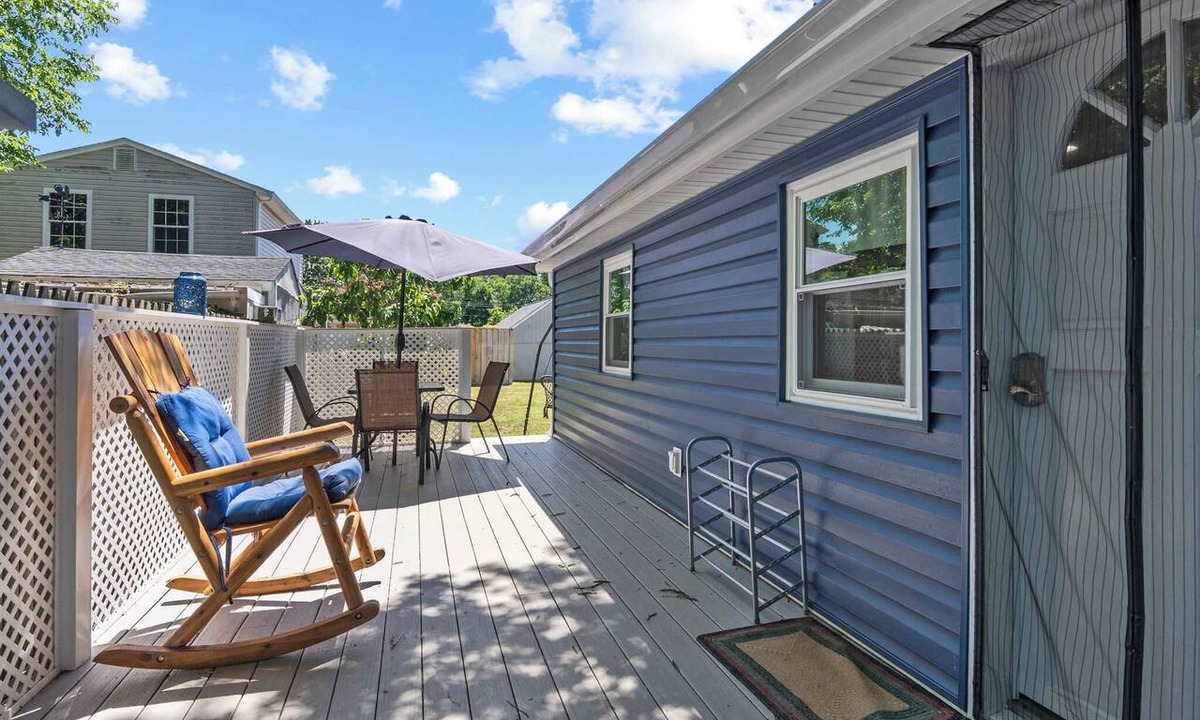 Edgewater House | Pet-Friendly Edgewater Cottage Big Fenced Yard
