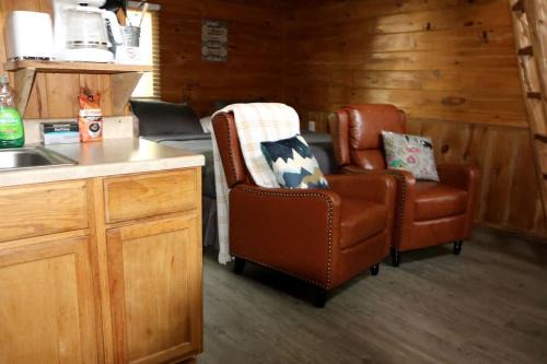 Columbia House | Pet Friendly Log Cabin with Firepit near Green River Lake in Columbia, Kentucky