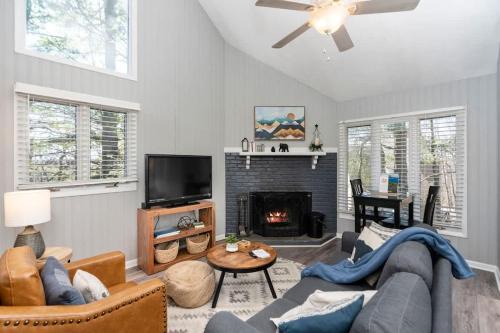 Wintergreen House | Pet-Friendly Retreat Walk to Slopes & Village