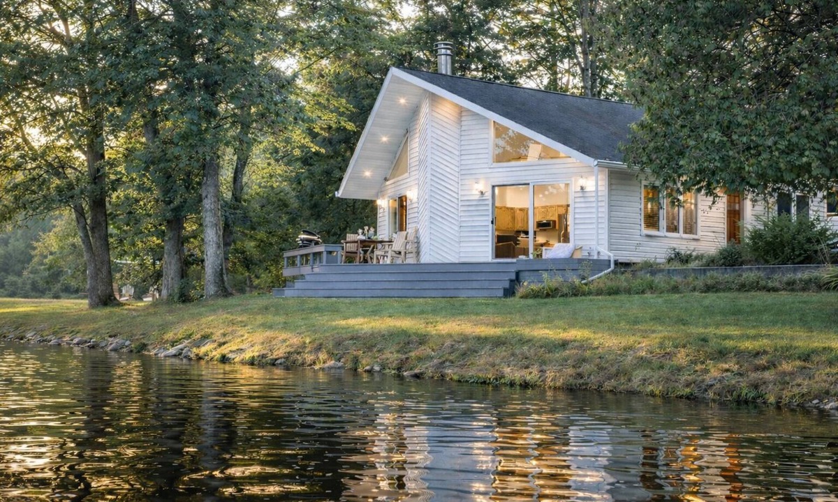 Escanaba House | Pet-Friendly Riverfront Cabin on 5 Acres with Fast Wi-Fi in Central U.P.