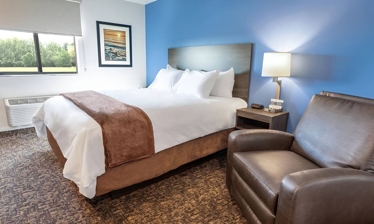 Ashwaubenon Hotel | Pet-Friendly Room w/Kitchen + Blackout Curtains – Ideal for Restful Stays