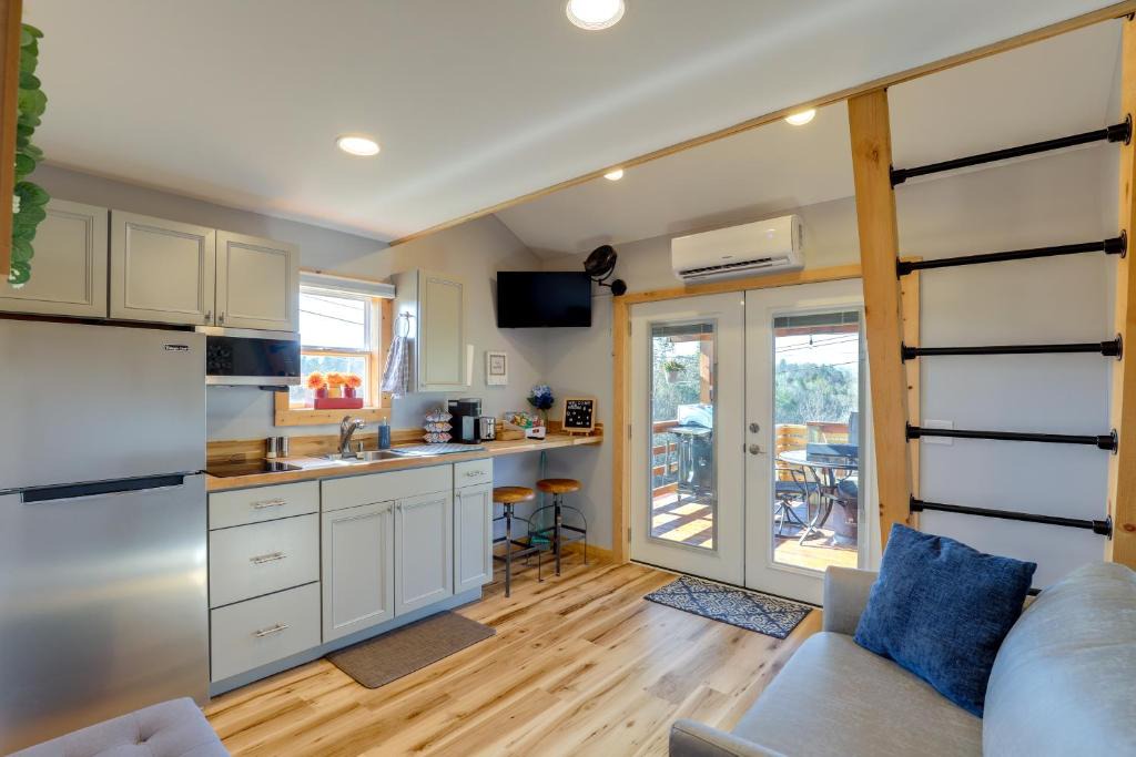 Marshall Apartment | Pet-Friendly Studio w/Hot Tub & Views in Marshall