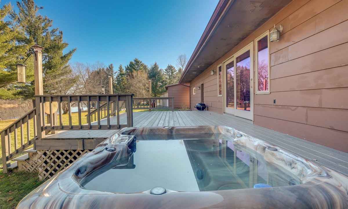 Tomahawk House | Pet-Friendly Tomahawk Home: Deck & Private Hot Tub