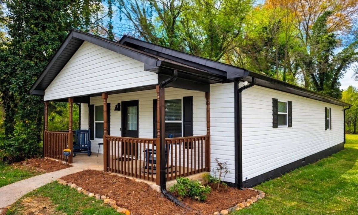 Cartersville House | Pet-Friendly Walk to Downtown Near LakePoint Sports