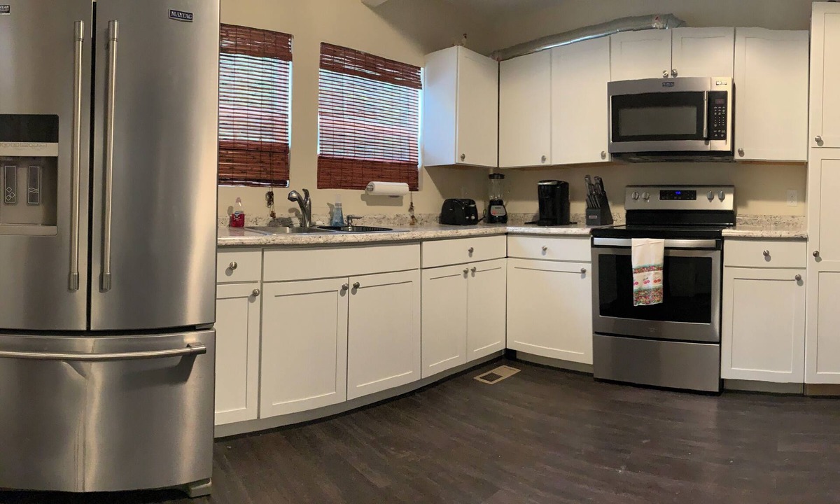 Harriman House | Pets OK, EZ to i-40, 4-Beds, Gig Ethernet & WiFi, EV Charger, Many Amenities