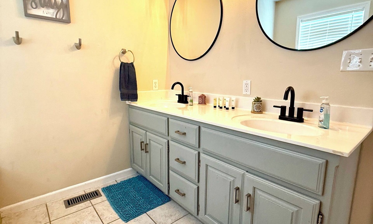 St. Robert House | Phenomenal 5-bedroom house with AC in Saint Robert, 10 minutes from FLW