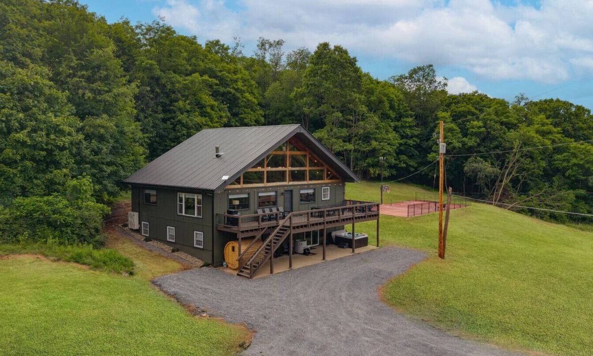 Robertsdale House | Pickleball, Sauna, Hot Tub, Cold Plunge, Game Room, Pond, Mini Golf