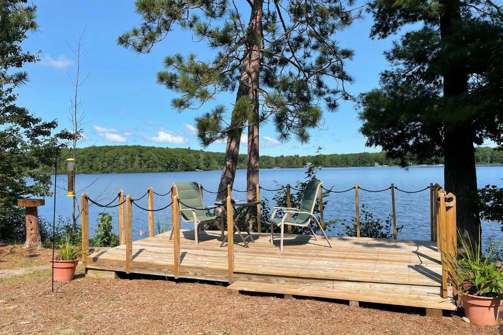 Interlochen House | Pine Ridge Resort Cabin on Bass Lake w/Dock!