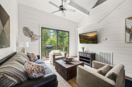 Sevierville House | Pine Ridge Retreat w Hot Tub Grill Games More