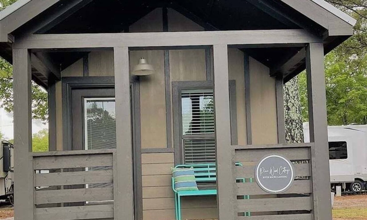 Gadsden Cottage | Pinewood Cottage at River Rocks Landing