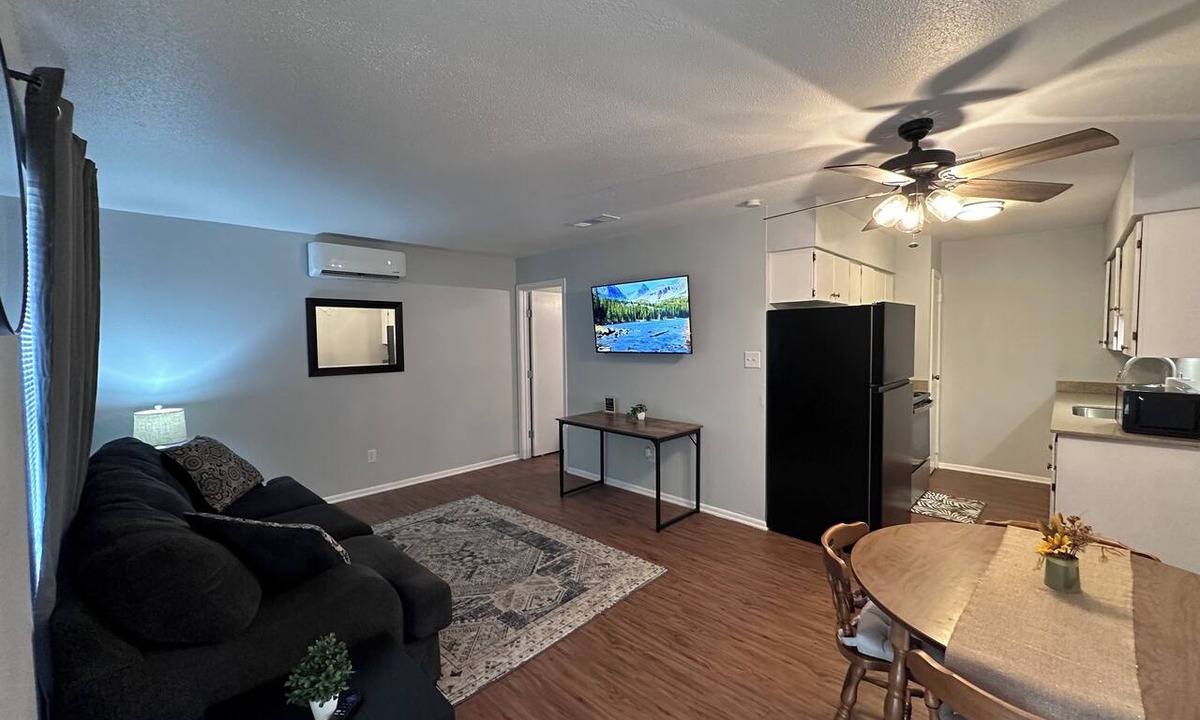 Texarkana Apartment | Piney Woods 7 - King Bed