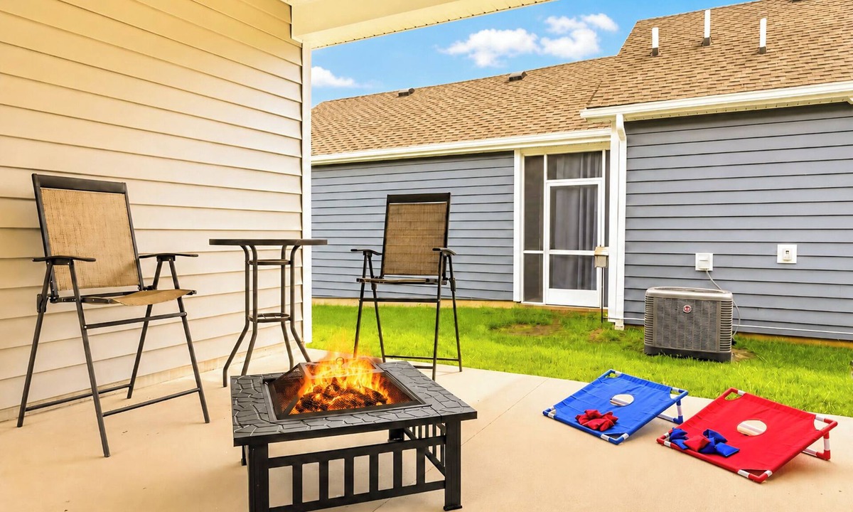 Jeffersonville House | Ping-Pong Fire Pit Corn Hole Game Nights Hulu and disney+ Fully stocked home