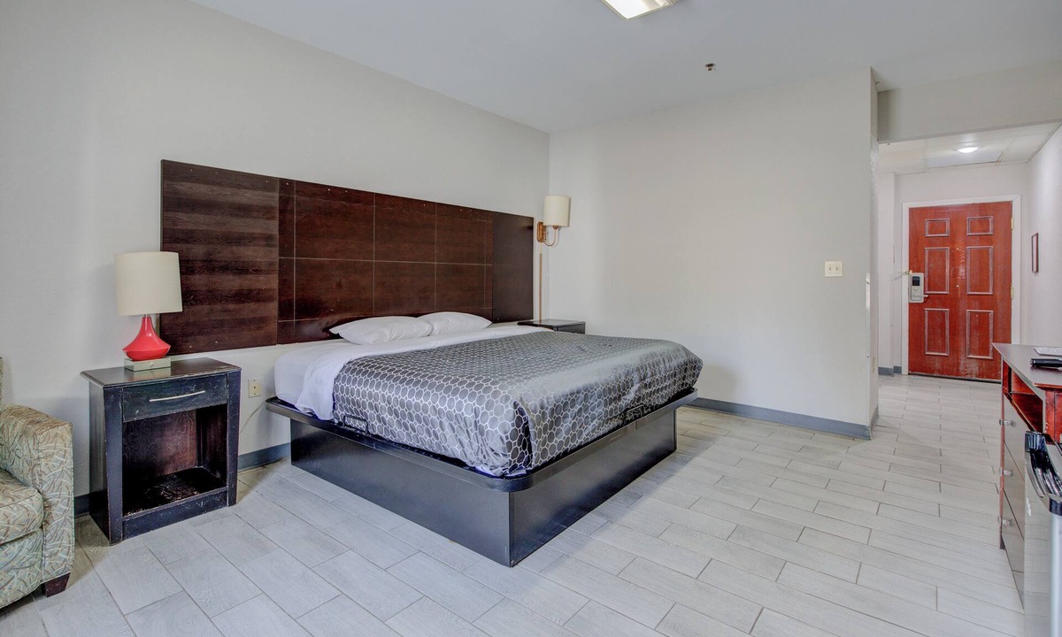 Jackson Hotel | Plantation Inn & Suites Near Locust Grove I 75