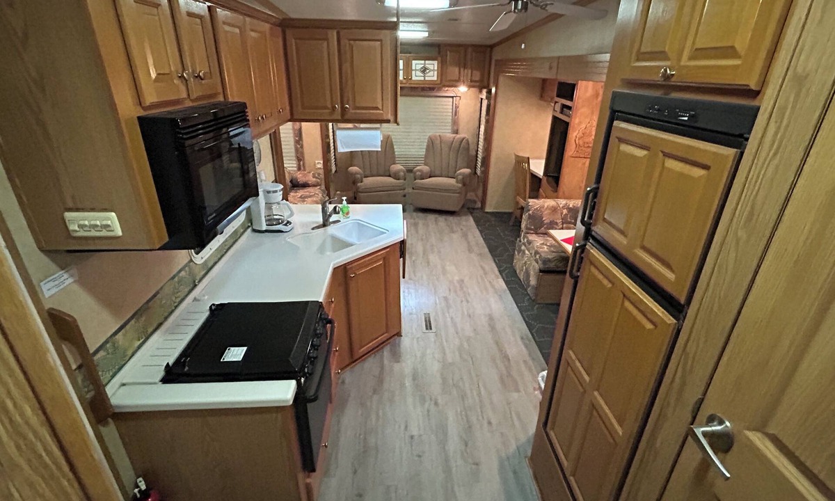 Beulah House | Platte - 37ft RV Camper in the Woods with Fire pit & Hot Tub Access