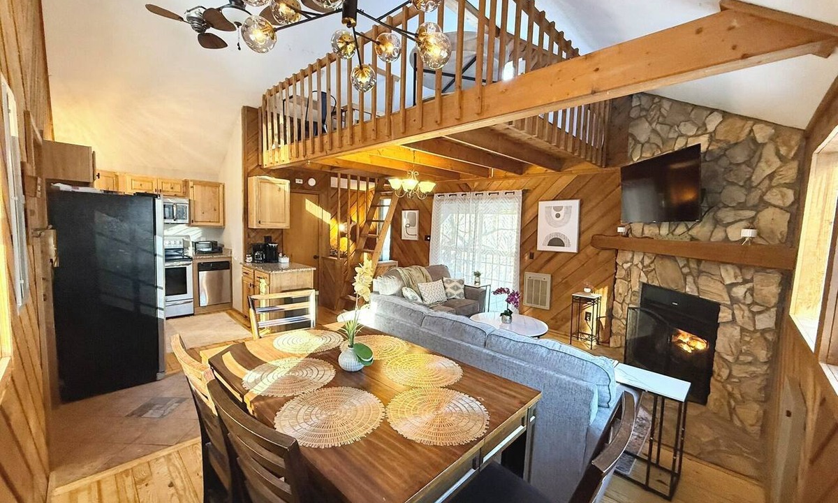 Mill Ridge Cabin | * Plentiful Porches * Hot Tub * King Bed * Views *