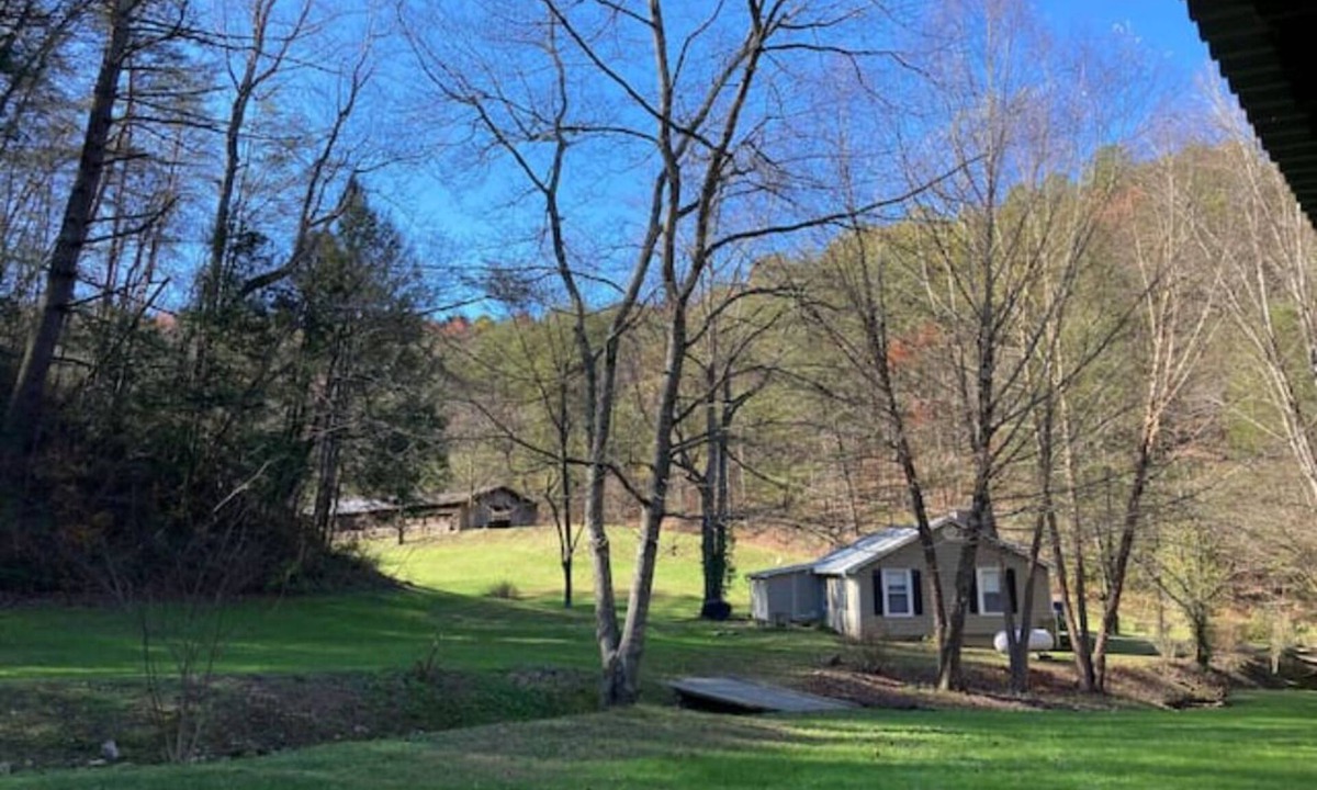 Sevierville Cottage | Pond, creeks, paddleboat and 10 minutes to parkway