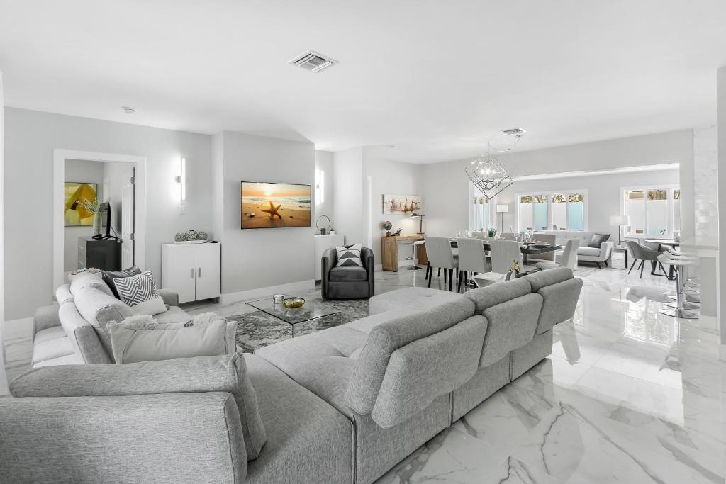 Lauderdale Beach House | Pool, game room, near beach