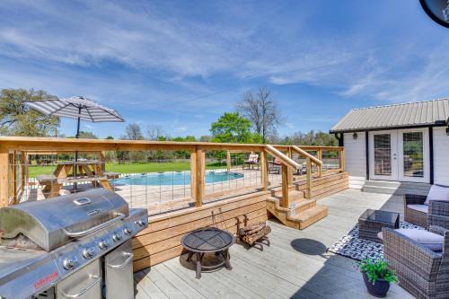 Grapeland House | Pool, Grill & Fire Pit: Grapeland Farm Retreat