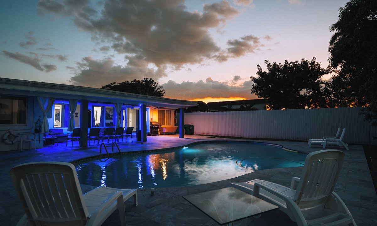 Golden Glades House | Pool Home in North Miami Beach. Everyone gets their own bed !
