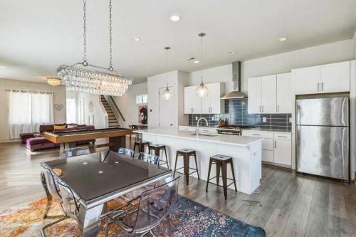 Sugar Creek House | PoolTable-15 Mins to Uptown & DT-King Bed!