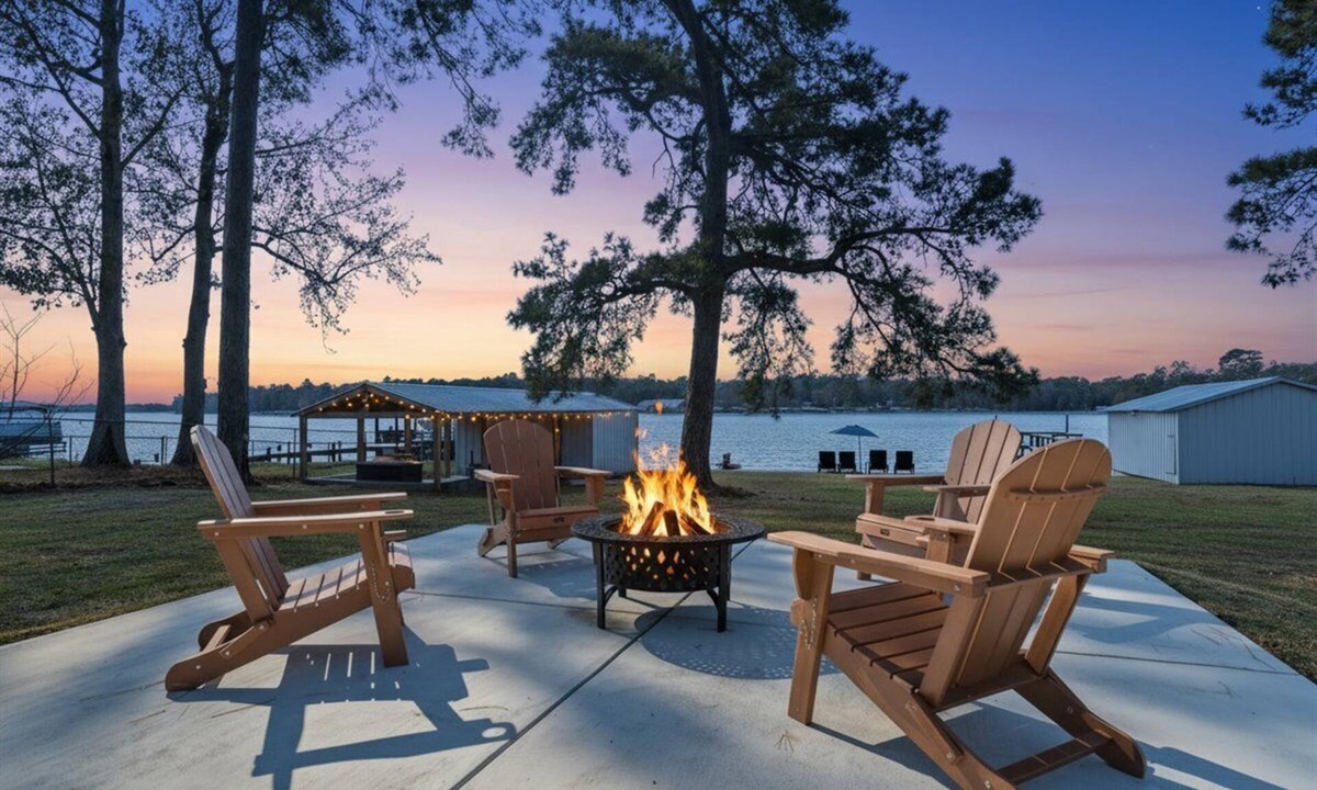 Manning Cottage | Porch and Paddle Lakehouse
