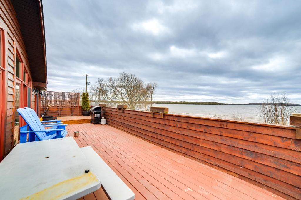 Garden House | Prairie-Style Home on Garden Bay w/Deck + Hot Tub