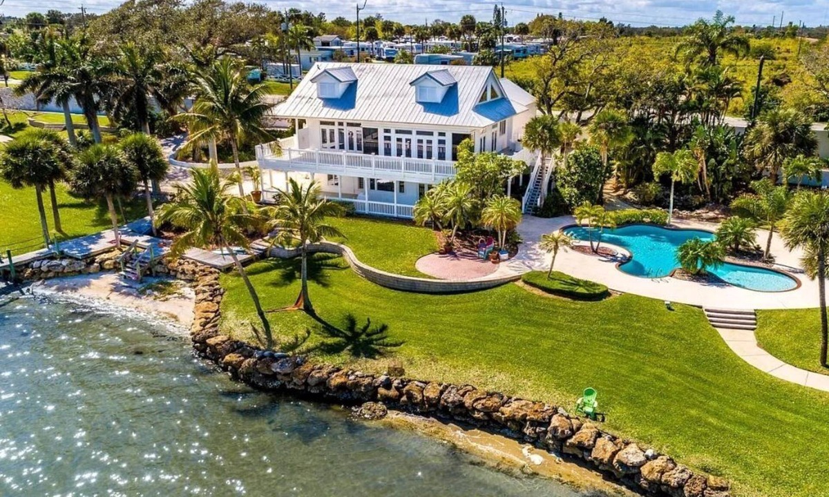Interchange Square Villa | Prestigious waterfront Villa