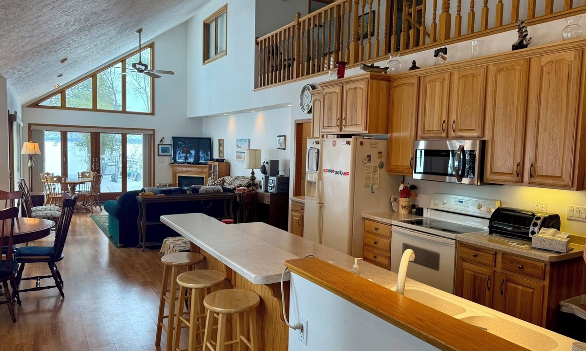 Shawano Cottage | Price Reduced & Licensed! Spacious Lake House for Rent 2025 NFL Draft