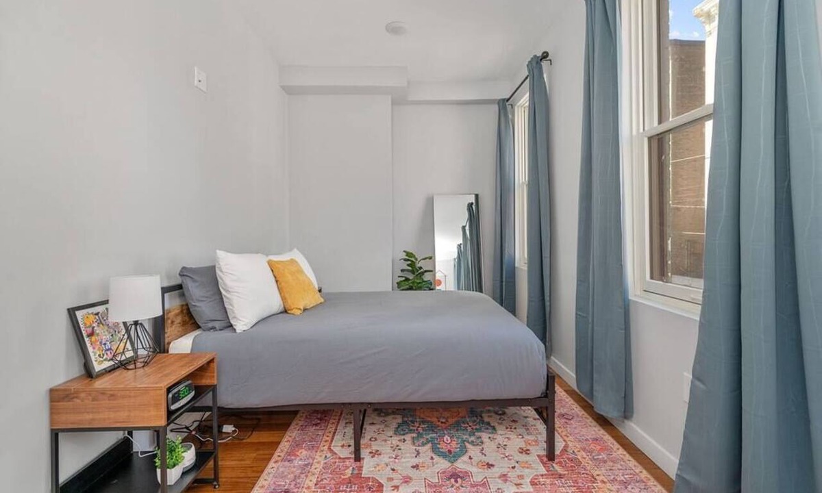 Over-the-Rhine Apartment | Prime OTR off Vine+Lux Queen Bed+Fast WiFi+Smart TV+ Sleeps 3ppl+2nd Fl
