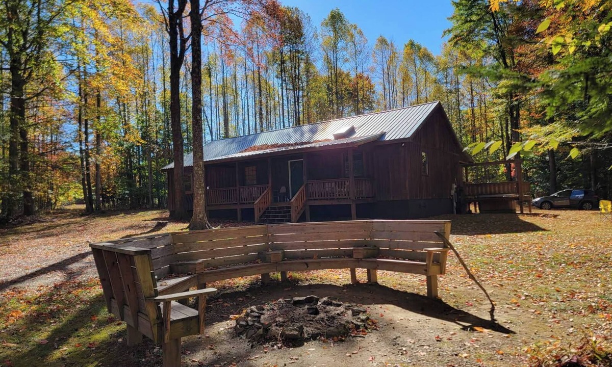 Mt Lookout Cabin | Privacy & nature with Hot Tub, Fireplace, fire pit, & local outdoor activities,