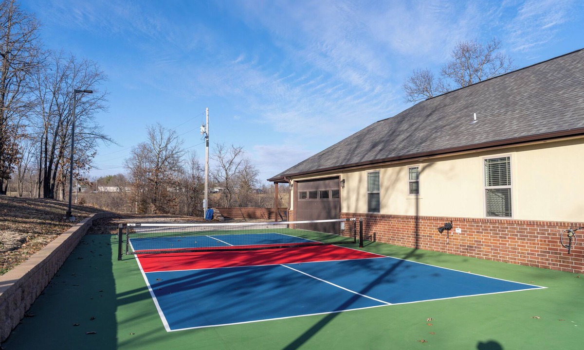 Powell Cabin | Private 82-Acre Lodge w/Pickleball court & Sleeps 18 Near Bentonville