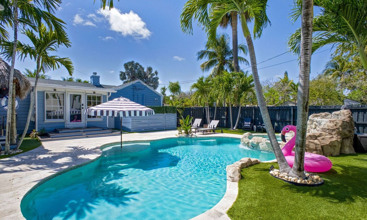 West Palm Beach House | Private Boutique Bungalow Resort/KING Beds/Heated Salt Water Pool/Tiki/BBQ