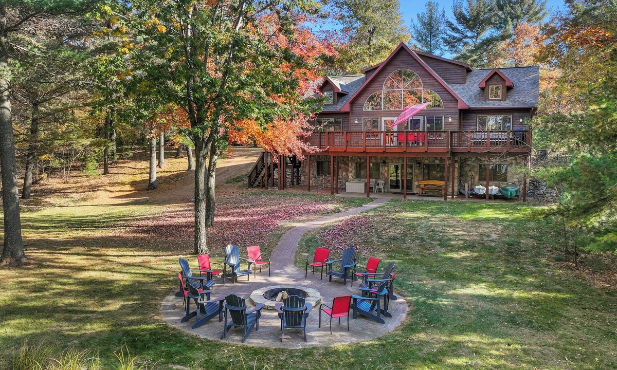 Friendship Cabin | Private Chef|Castle Rock Lake|30 miles to Dells|Fireplace|Games