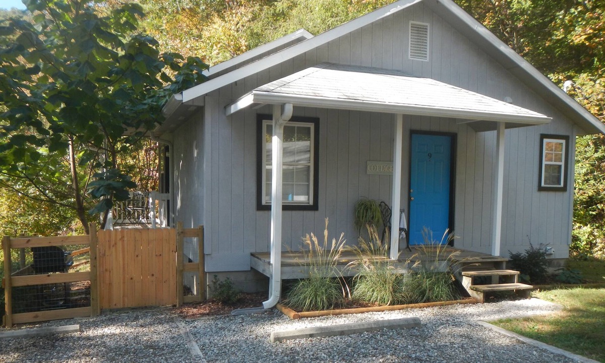 Gerton Cottage | Private Cottage at 3B's Inn Bed Breakfast & Biscuits Asheville, NC