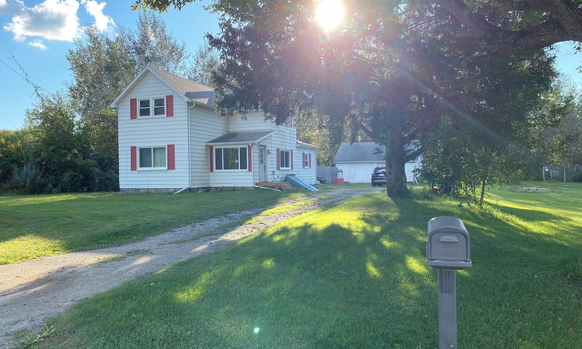 Birch Run Township House | Private Farmhouse with Large Yard in Birch Run - 3 bedrooms