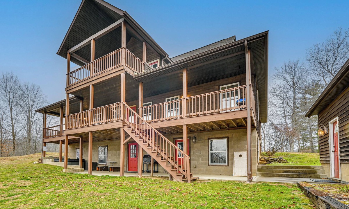 McArthur House | Private Hot Tub & Games Galore! Hamden Family Home